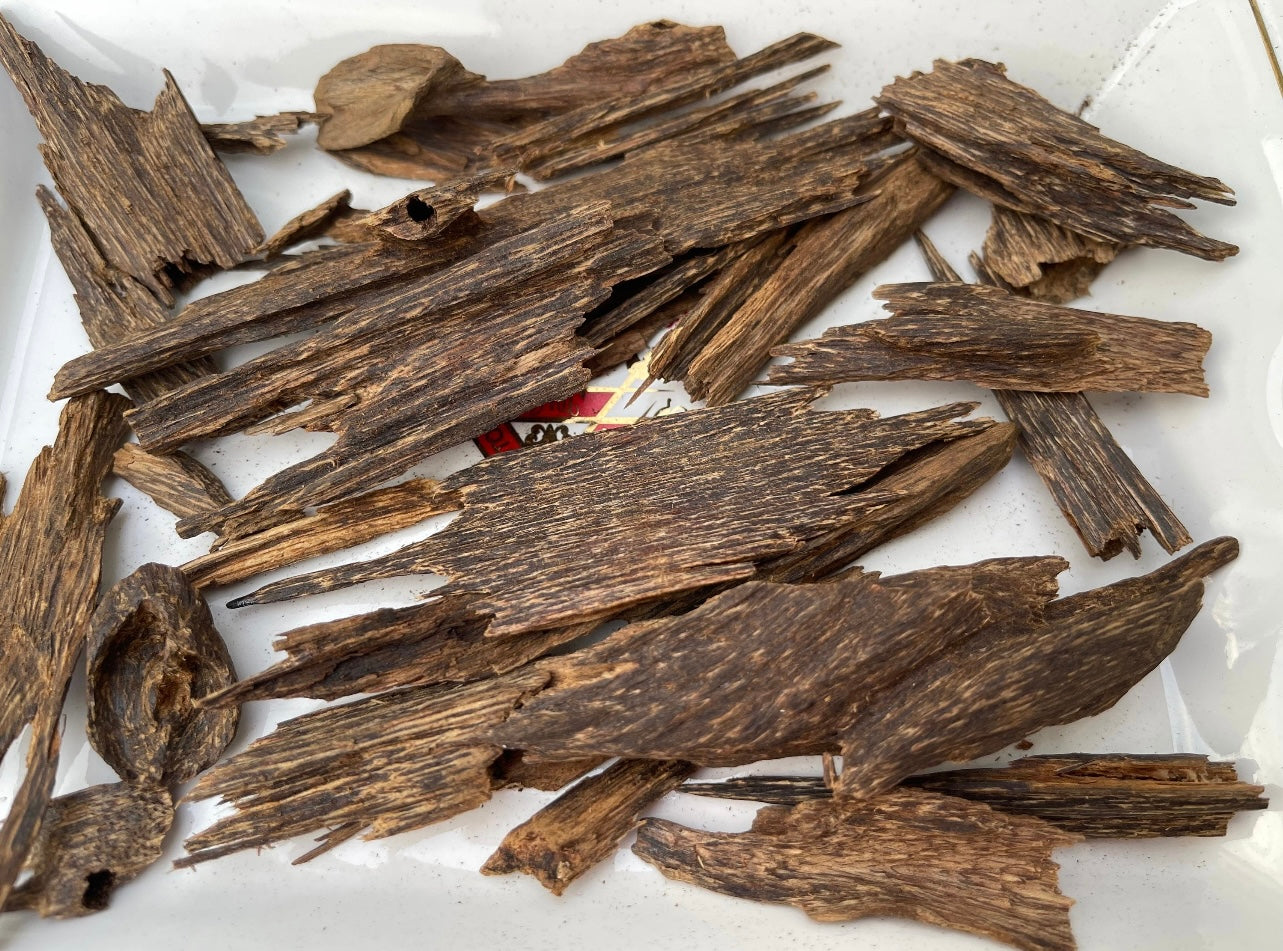 Many pieces of wild Kalimantan malinau chips on a plate on the table